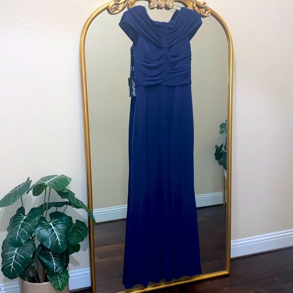 La Femme Off Shoulder V Neck Sheath Jersey Gown Ruched Bodice Cap Sleeve Size 8 - Picture 10 of 13